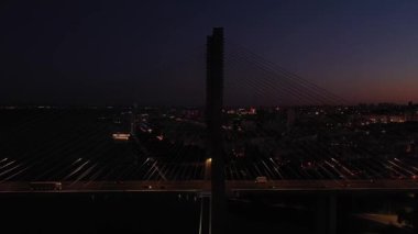 Akşam Alacakaranlığı 'nda Vasco da Gama Kablo Kalan Köprüsü ve Lizbon Şehri' ni aydınlattı. Lizbon, Portekiz. Mavi Saat. Hava görüntüsü. Yörüngede. Orta Çekim