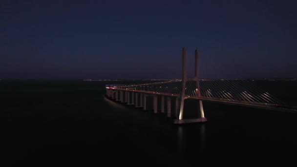 Megvilágított Vasco Gama Kábeltévé Híd Tagus Folyó Éjjel Lisszabon Portugália — Stock videók