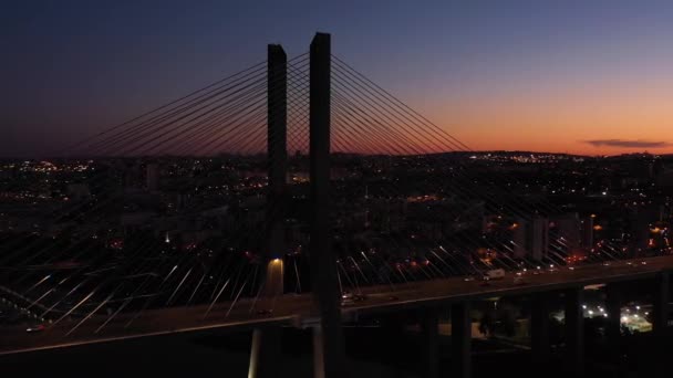 Iluminado Vasco Gama Cable Stayed Bridge Lisbon Cityscape Evening Twilight — Vídeo de Stock