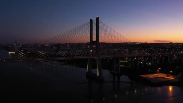灯火通明的Vasco Gama Cable Stayed Bridge Lisbon City Evening Ilight 葡萄牙里斯本 — 图库视频影像