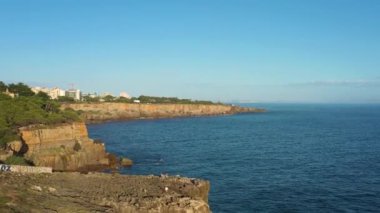 Güneşli günde ve Atlantik Okyanusu 'nda Cascais City yakınlarındaki uçurumlar. Portekiz. Hava görüntüsü. Drone İleri Uçuyor