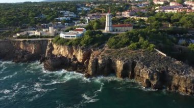 CASCAIS, PORTUGAL - 16 Ağustos 2022: Cliffs, Guia Lighthouse ve Atlantik Okyanusu. Portekiz. Hava Görünümü Yörüngesi