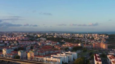 Almada, Corroios ve Lisbon. Portekiz. Hava görüntüsü. Mahalle sakinleri. Drone Yukarı Uçuyor