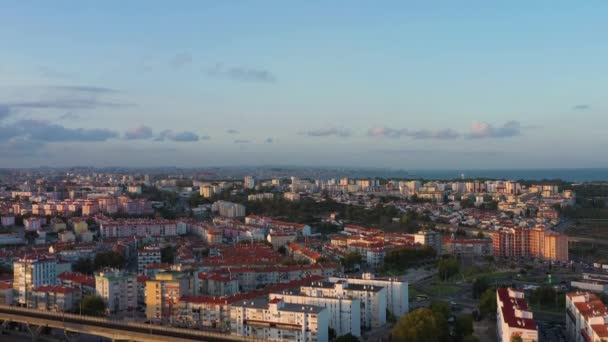 Almada Corroios和Lisbon 葡萄牙 空中景观 住宅区的邻居 无人机向上飞 — 图库视频影像