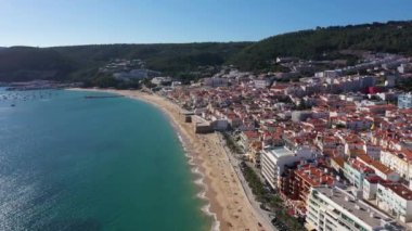 Güneşli bir günde Susimbra Kasabası. Sandy Beach ve Atlantik Okyanusu. Yeşil Tepeler. Portekiz. Hava görüntüsü. Drone İleri ve Yukarı Uçuyor