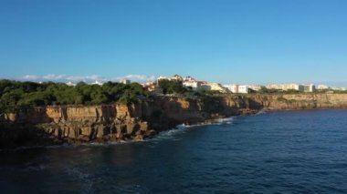 Cascais City Sunny Day, Cliffs ve Atlantic Ocean 'da. Portekiz. Hava görüntüsü. İnsansız Hava Aracı Yana ve Yukarı Uçar