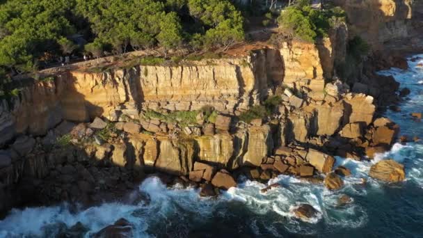 阳光日和大西洋的悬崖 葡萄牙 空中景观 无人机飞出天桥 — 图库视频影像