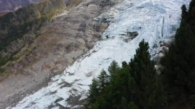 Fransız Alplerinde Bossons Buzulu. Hava görüntüsü. Fransa. Drone İleri Uçuyor. Tanıtım Açılış Çekimi. Çekim Kuruluyor