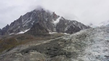 Aiguille du Midi Dağı ve Fransız Alplerinde Bossons Buzulu. Hava görüntüsü. Fransa. İnsansız Hava Aracı Yukarı ve Geri Uçar