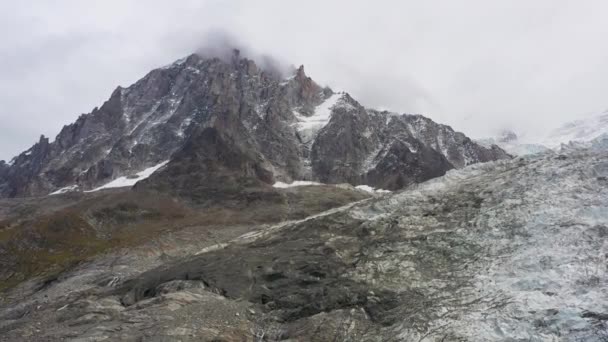 フランスアルプスのミディ山とボスン氷河 アリアルビュー フランス ドローン フライ バック バック アップ — ストック動画
