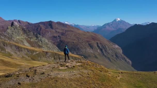 Wanderer Blauer Jacke Blickt Auf Die Berge Hügel Und Berge — Stockvideo