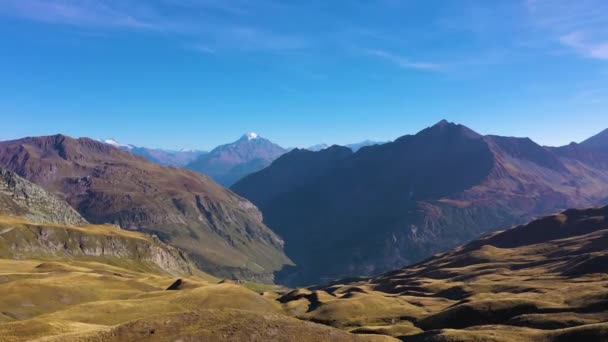 クロワイス ボナムス ヒルズと山々 フランスアルプス フランス アリアルビュー ドローンは低レベルに向かって飛ぶ — ストック動画