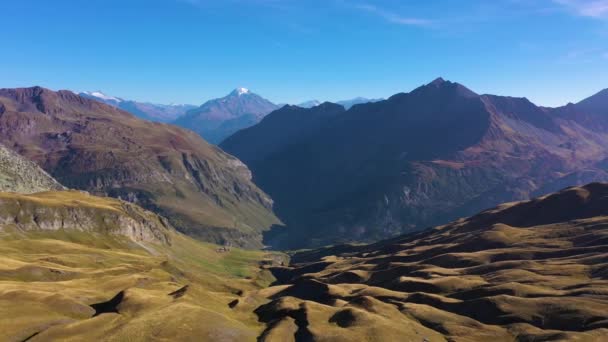 Col Croix Bonhomme 山与山 法国阿尔卑斯山 空中景观 无人机向后飞 — 图库视频影像