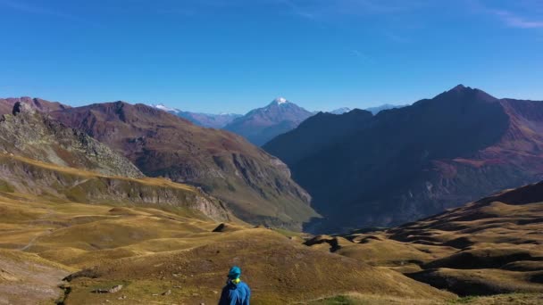 Hombre Excursionista Chaqueta Azul Está Pie Mirando Las Montañas Colinas — Vídeos de Stock
