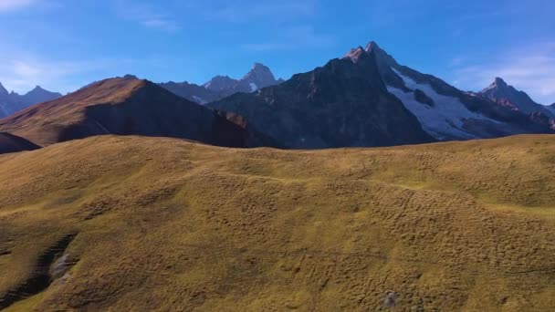 山与山 瑞士阿尔卑斯山 空中景观 无人机飞向天桥和上游 — 图库视频影像