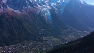 Güneşli bir günde Chamonix Vadisi, Mont Blanc ve Aiguille du Midi Dağları. Fransız Alpleri, Fransa. Hava görüntüsü. Drone İleri Uçuyor, Eğil. Görüntü Görüntüsü
