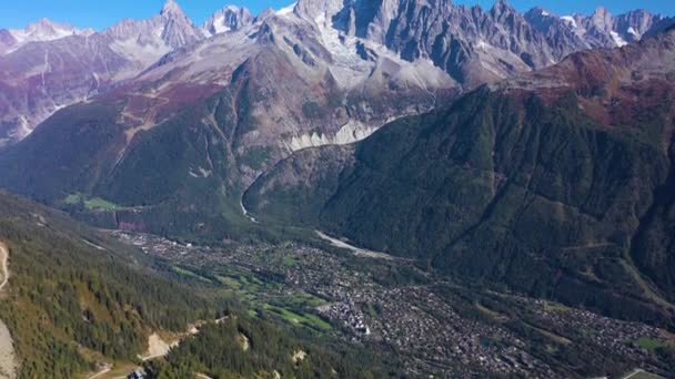 シャモニクス渓谷と晴れた日の山々 フランスアルプス フランス アリアルビュー ドローン フライが先に進む ティルトアップ リアルショット — ストック動画