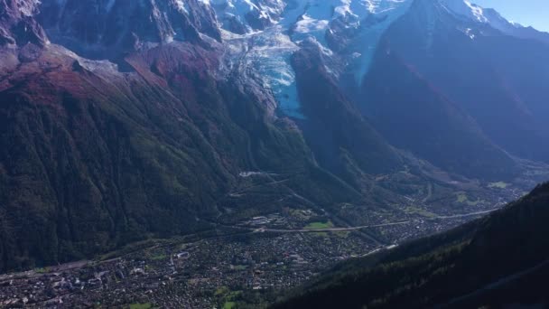 夏莫尼克斯山谷 勃朗峰和米迪山脉的Aiguille Midi山脉在太阳日 法国阿尔卑斯山 空中景观 飞行员向前飞 倾斜向上 开枪射击 — 图库视频影像