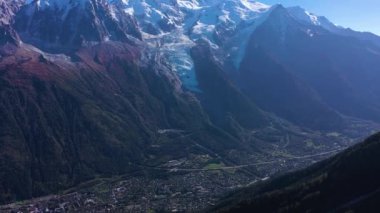 Güneşli bir günde Chamonix Vadisi, Mont Blanc ve Aiguille du Midi Dağları. Fransız Alpleri, Fransa. Hava görüntüsü. İnsansız Hava Aracı Yana Uçuyor, Eğiliyor