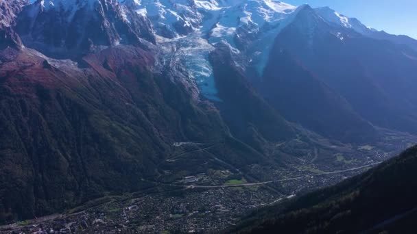 夏莫尼克斯山谷 勃朗峰和米迪山脉的Aiguille Midi山脉在太阳日 法国阿尔卑斯山 空中景观 飞行员飞的小道 倾斜起来 — 图库视频影像