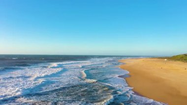 Kuzey Sahili ve Atlantik Okyanusu. Nazare, Portekiz. Büyük Dalgalar. Hava görüntüsü. İnsansız Hava Aracı Yukarı ve Geri Uçar