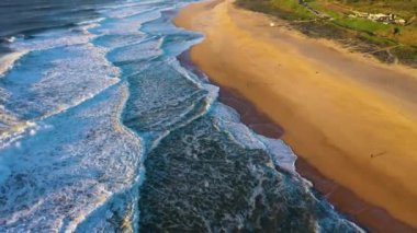 Kuzey Sahili ve Atlantik Okyanusu. Nazare, Portekiz. Büyük Dalgalar. Hava görüntüsü. Drone İleri Uçuyor, Eğil. Görüntü Görüntüsü