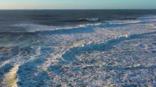 Océano Atlántico Nazare Portugal Grandes Olas Vista Aérea Drone Vuela — Vídeo de stock