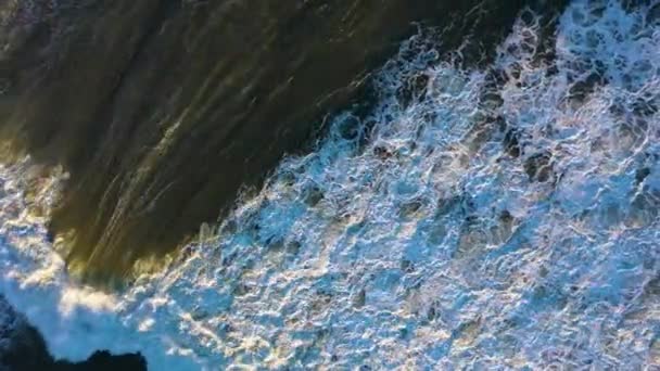 大西洋 Nazare 葡萄牙 大浪破浪 空中高角视图 无人机向上飞行和旋转 — 图库视频影像