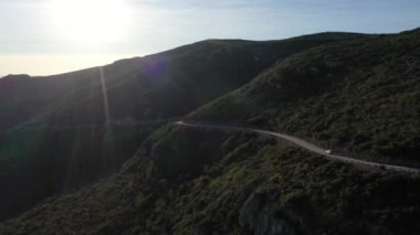 Arrabida Doğal Park Tepeleri ve Yoldaki Arabalar. Portekiz. Hava görüntüsü. Drone Yukarı Gidiyor