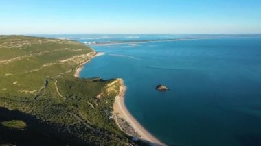 Arrabida Doğal Parkı ve Atlantik Okyanusu. Green Hills ve Beaches. Troia Yarımadası. Portekiz. Hava görüntüsü. Drone İlerliyor, Eğiliyor
