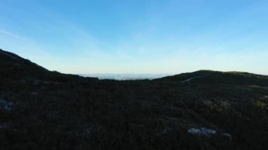 Arrabida Doğal Park Tepeleri ve Setubal Parish. Portekiz. Hava görüntüsü. Drone ileri ve yukarı hareket ediyor. Çekim Kuruluyor