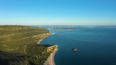Arrabida Doğal Parkı ve Atlantik Okyanusu. Green Hills ve Beaches. Troia Yarımadası. Portekiz. Hava görüntüsü. Drone İleri ve Yukarı Gidiyor