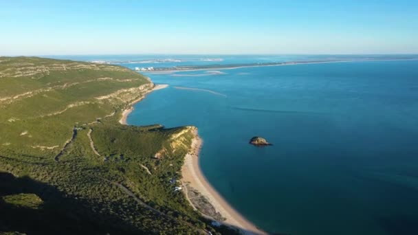 Arrabida自然公园和大西洋 青山和海滩 特罗亚半岛葡萄牙 空中景观 鼓手向前移动 倾斜向上 — 图库视频影像