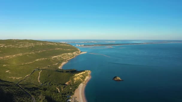Arrabida自然公园和大西洋 青山和海滩 特罗亚半岛葡萄牙 空中景观 无人机向前和向上移动 — 图库视频影像