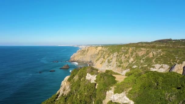 Adraga Beach Sziklák Atlanti Óceán Hullámai Portugália Légitekintés Zöld Bokrok — Stock videók