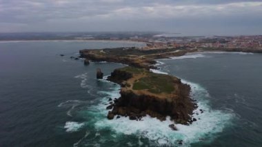 Bulutlu bir günde penis. Portekiz. Hava görüntüsü. Drone yörüngede. Çekim Kuruluyor