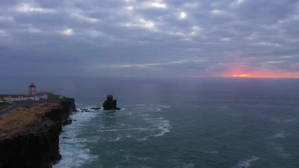 日没の曇りの日にペニッシュ カーボヴェイロ岬と灯台 ポルトランド アリアルビュー ドローン フライは上向きに ショットの確立 — ストック動画