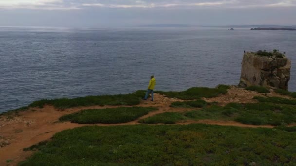 Sarı Ceketli Yalnız Adam Uçurumun Kenarında Duruyor Bulutlu Gün Atlantik — Stok video