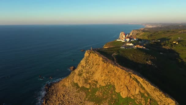 阳光日和灯塔上的Cabo Roca 罗卡角黄金时刻 葡萄牙 空中景观 无人机是在轨道上中枪 — 图库视频影像