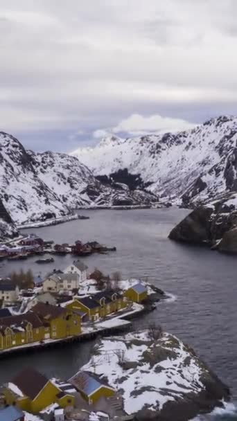 Nusfjord Fishing Village Rorbu Fiorde Montanhas Inverno Lofoten Islands Paisagem — Vídeo de Stock