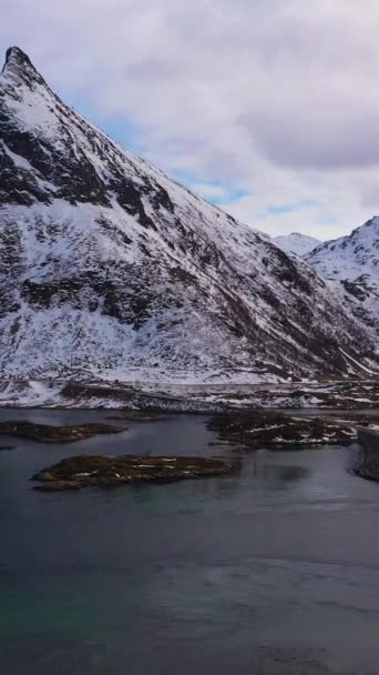 Fredvang Bridge Volandstind Mountain Invierno Flakstadoya Islas Lofoten Paisaje Noruega — Vídeo de stock