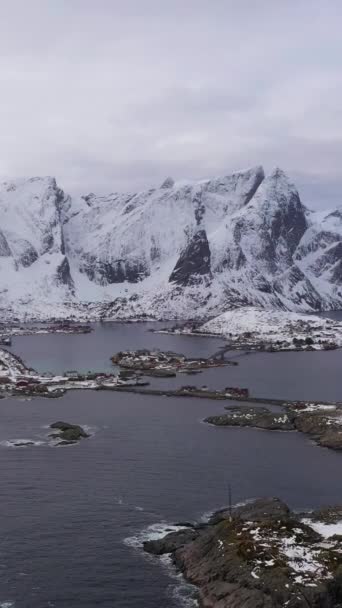 Hamnoy Village Strada Montagne Inverno Mare Norvegese Cielo Tempestoso Moskenes — Video Stock