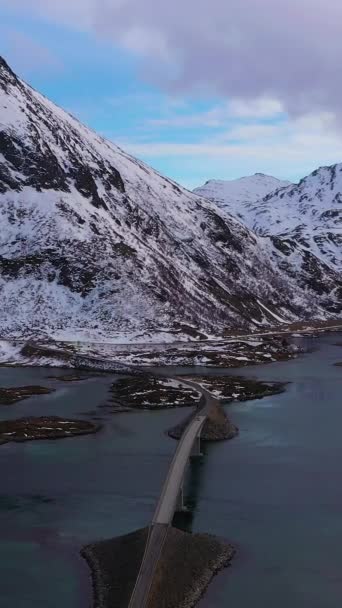 Fredvang Cantilever Bridge Fjord Volandstind Mountain Zimě Flakstadoya Lofotenské Ostrovy — Stock video