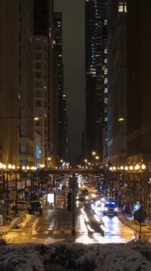 Chicago, ABD - 25 Ocak 2021: Kış Gecesi Şikago 'da Trafik. Zaman aşımı. Milenyum Parkı 'ndan görüntülerName