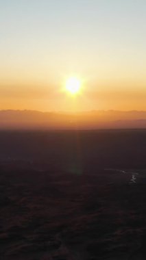 Dağlarda gün doğumu. Hava görüntüsü. Kosh-Agachsky Bölgesi, Altai Dağları, Rusya. Dikey Video