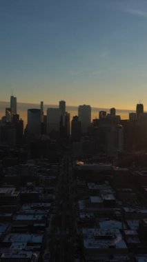 Şikago 'nun silueti, Frosty Winter Morning' de Sunrise 'da. Altın Saat. Hava görüntüsü. Amerika Birleşik Devletleri. Drone geriye doğru uçuyor. Dikey Video