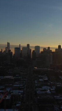Chicago şehri, Frosty Winter Morning 'de Sunrise' da. Altın Saat. Hava görüntüsü. Amerika Birleşik Devletleri. Drone İleri Uçuyor. Dikey Video