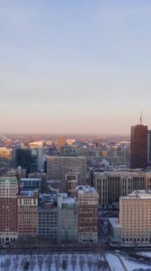 Chicago 'nun Kentsel Skyline' ı Sunrise in Frosty Winter Morning 'de. Altın Saat. Hava Hızı Hızı, Zaman Hızı. Amerika Birleşik Devletleri. İnsansız hava aracı yandan uçuyor. Dikey Video