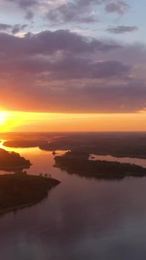 Ladoga Gölü ve Günbatımında Balık Çiftliği. Lekhmalakhti Körfezi Adaları. Rusya 'nın manzarası. Hava görüntüsü. Drone Yana ve Yukarı Uçuyor. Dikey Video