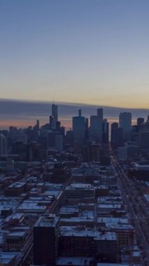 Chicago 'nun Urban Skyline' ı Sunrise in Frosty Winter Morning 'de. Hava Hızı Hızı, Zaman Hızı. Amerika Birleşik Devletleri. İnsansız hava aracı yandan uçuyor. Dikey Video